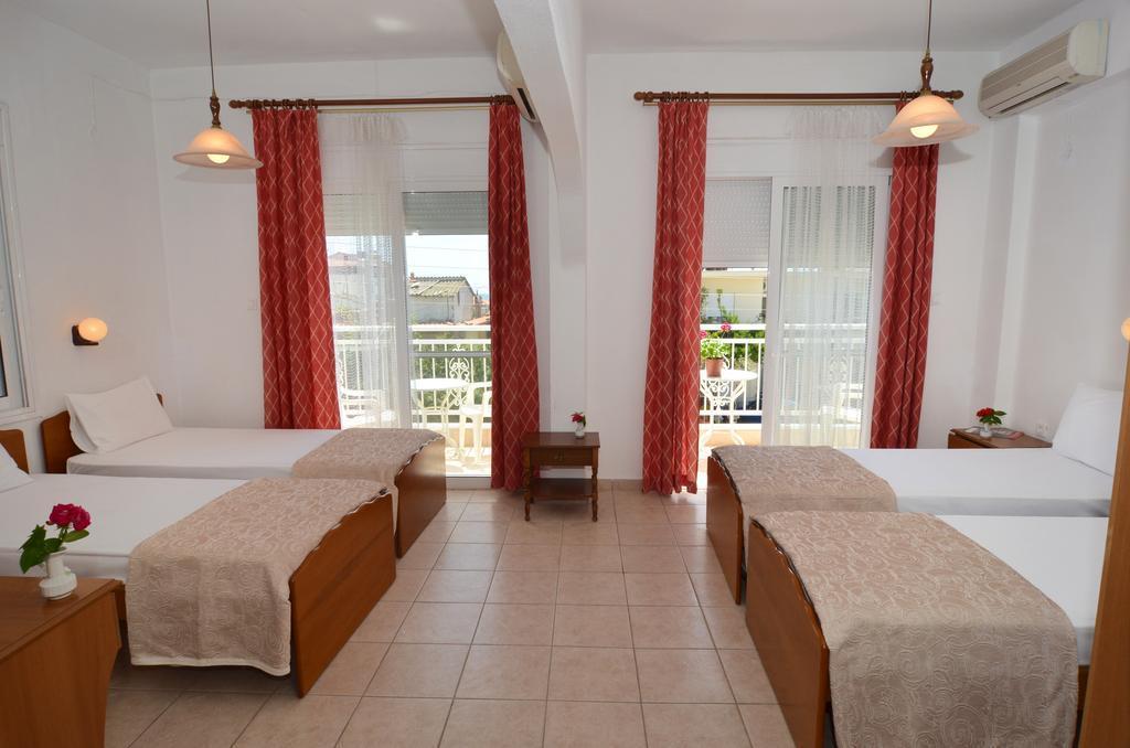 Hotel Triada يميناريا الغرفة الصورة