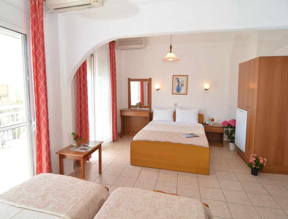 Hotel Triada يميناريا الغرفة الصورة