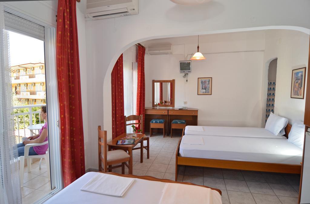 Hotel Triada يميناريا الغرفة الصورة